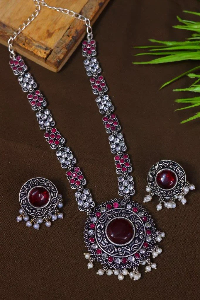 Leaf Engraved Medallion Long Necklace with Kemp Stones