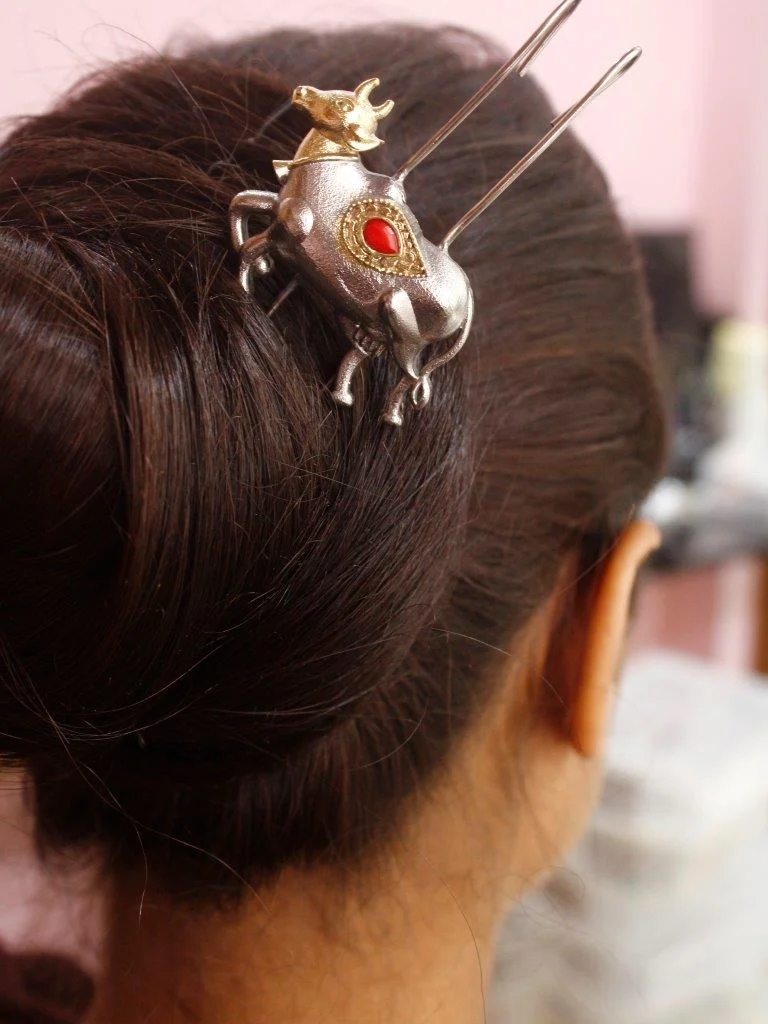 Dual Tone Nandi Juda Pin with Coloured Stone