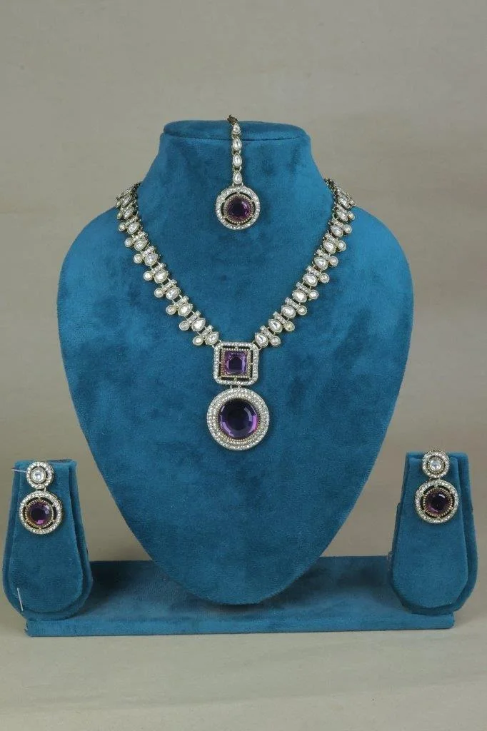 Kundan Necklace Set with Round Stone Pendant and Tikka