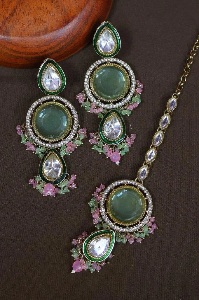 Kundan Earrings and Maang Tikka Set