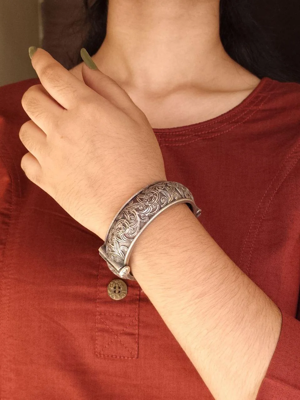 Oxidised Round Floral Vine Kada