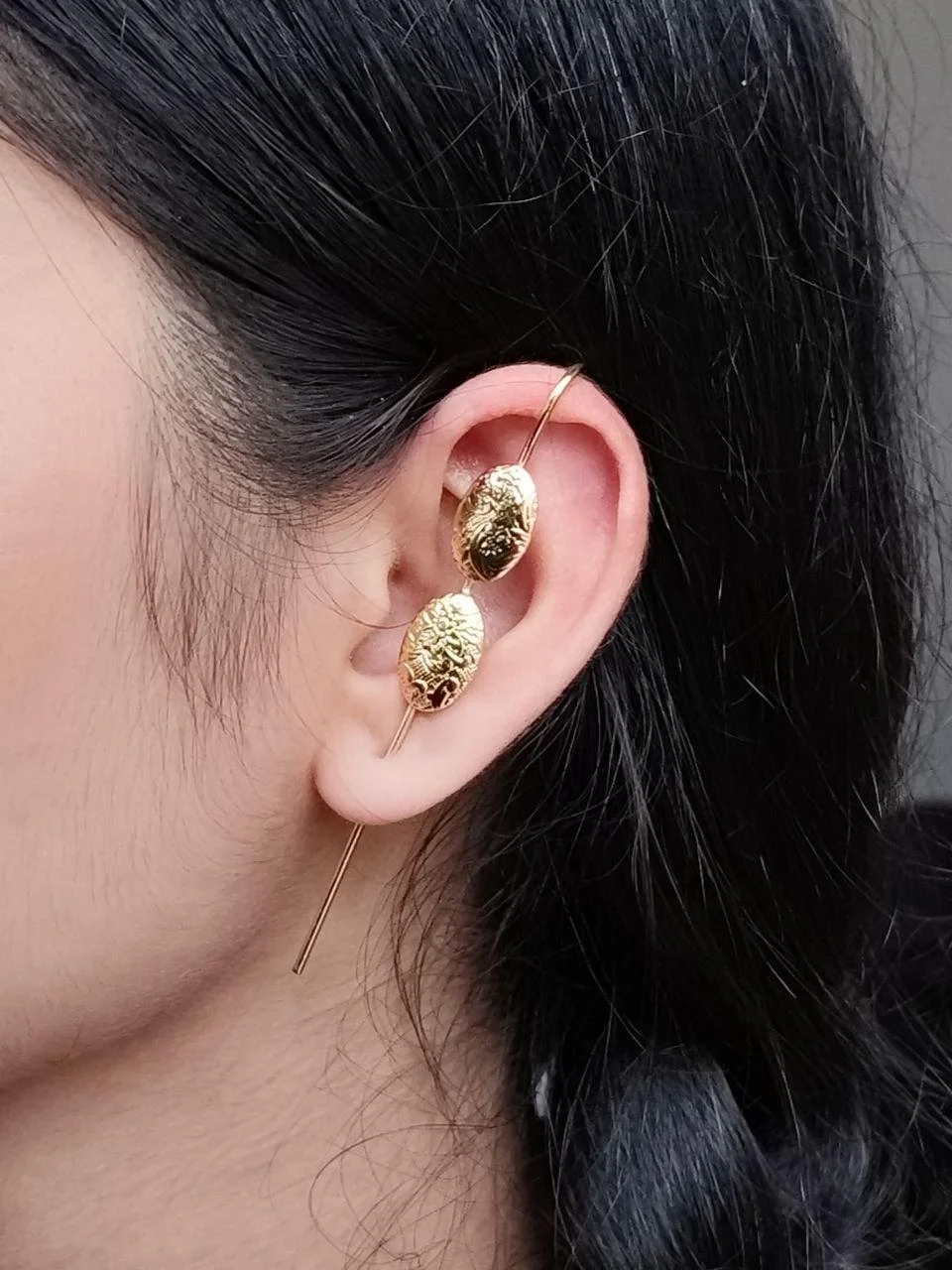 Textured Paisley Climbing Ear Pin