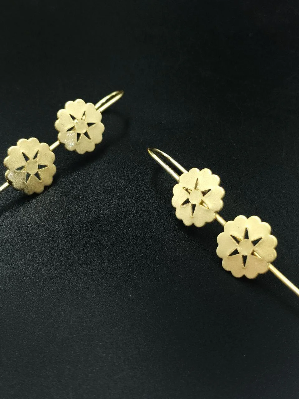 Flat Daisy Climbing Ear Pin – view 3