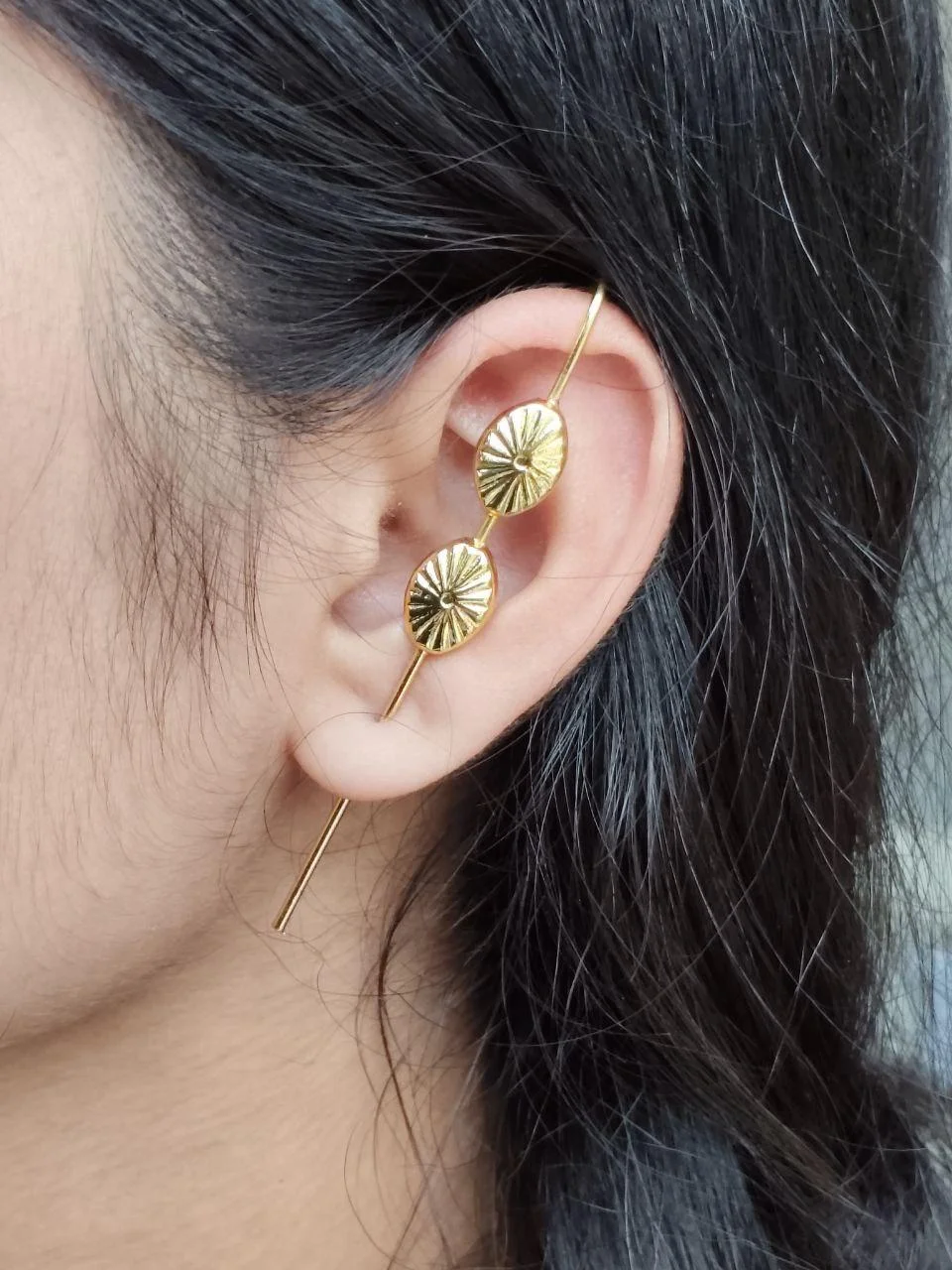 Fluted Shell Climbing Ear Pin