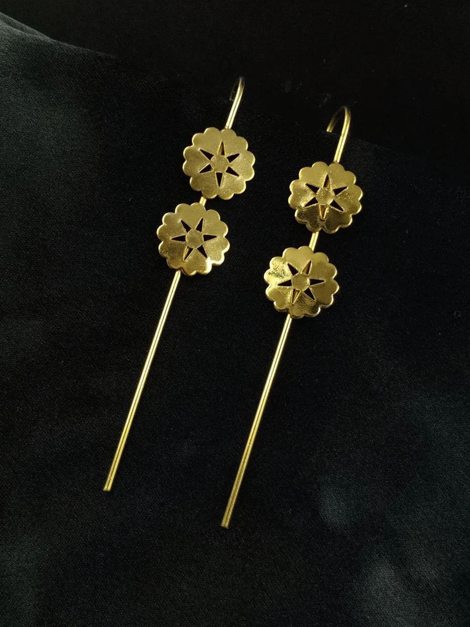 Flat Daisy Climbing Ear Pin – view 2