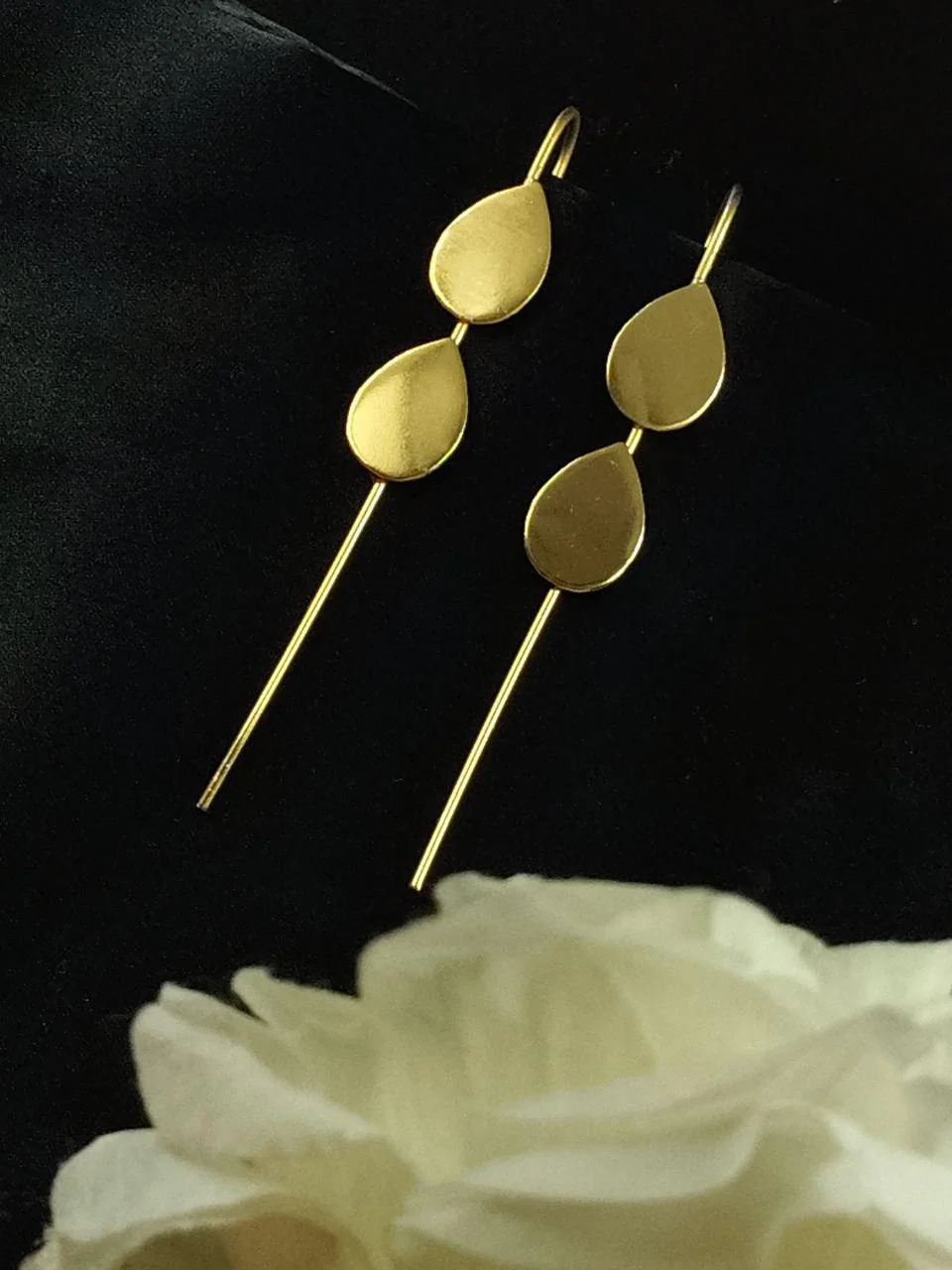 Twin Leaf Minimal Ear Pin – view 2