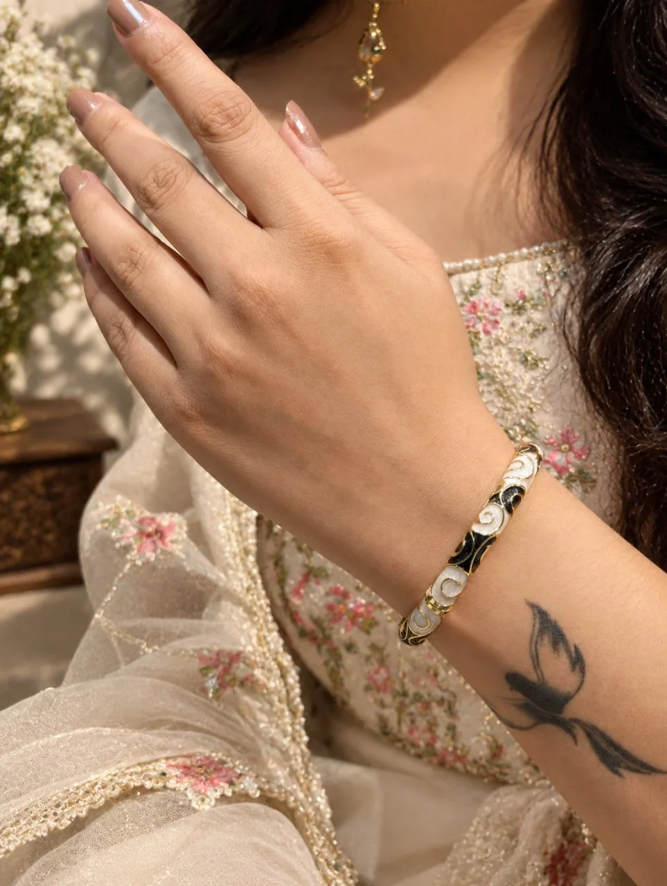 Anti Tarnish Floral Enamel Bangle in White and Black
