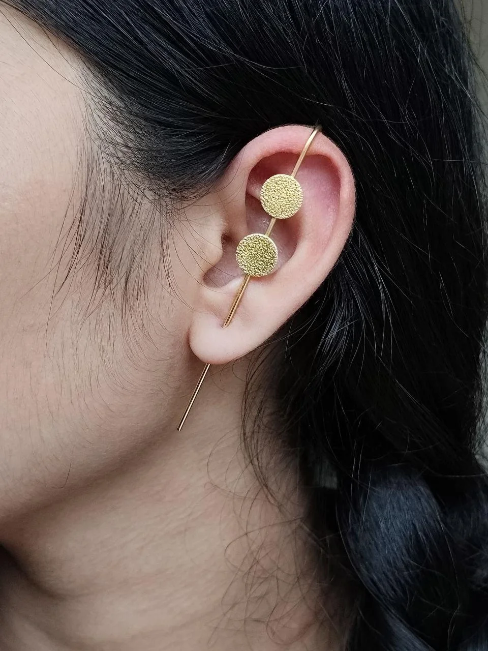 Textured Disc Climbing Ear Pin