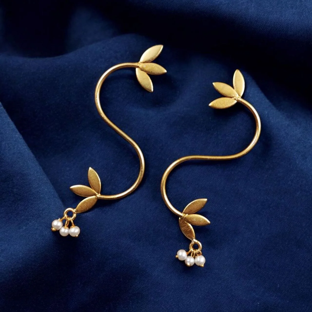 Curved Vine Ear Climber with Pearl Clusters