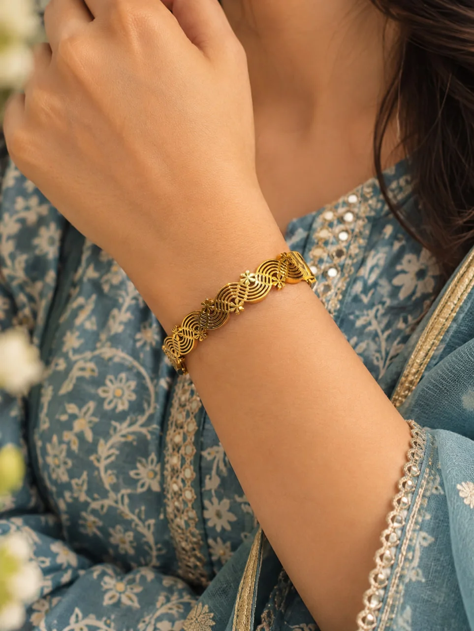 Fan Link Openwork Bangle in Gold Tone