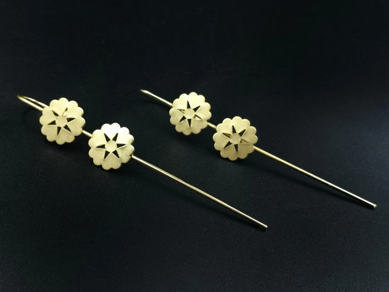 Flat Daisy Climbing Ear Pin – view 4