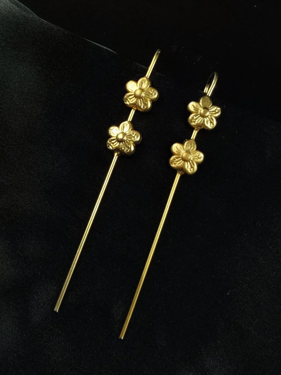 Rosette Climbing Ear Pin – view 2