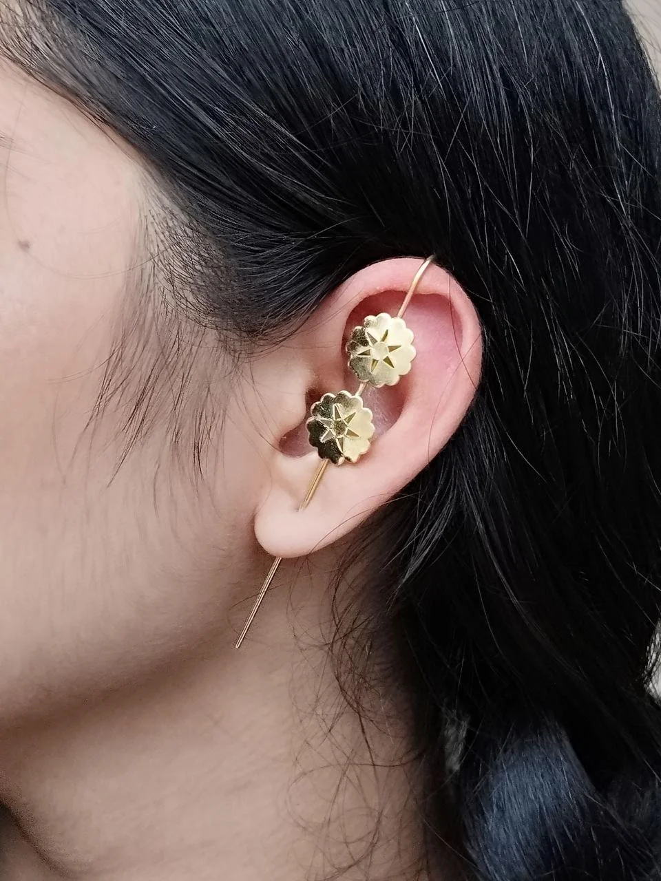 Flat Daisy Climbing Ear Pin