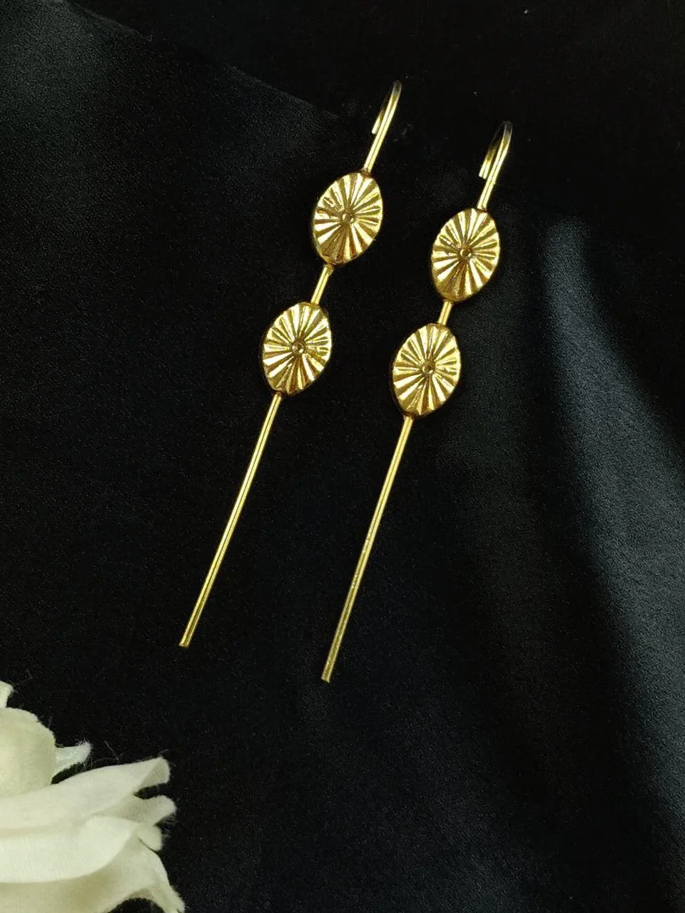 Fluted Shell Climbing Ear Pin – view 2