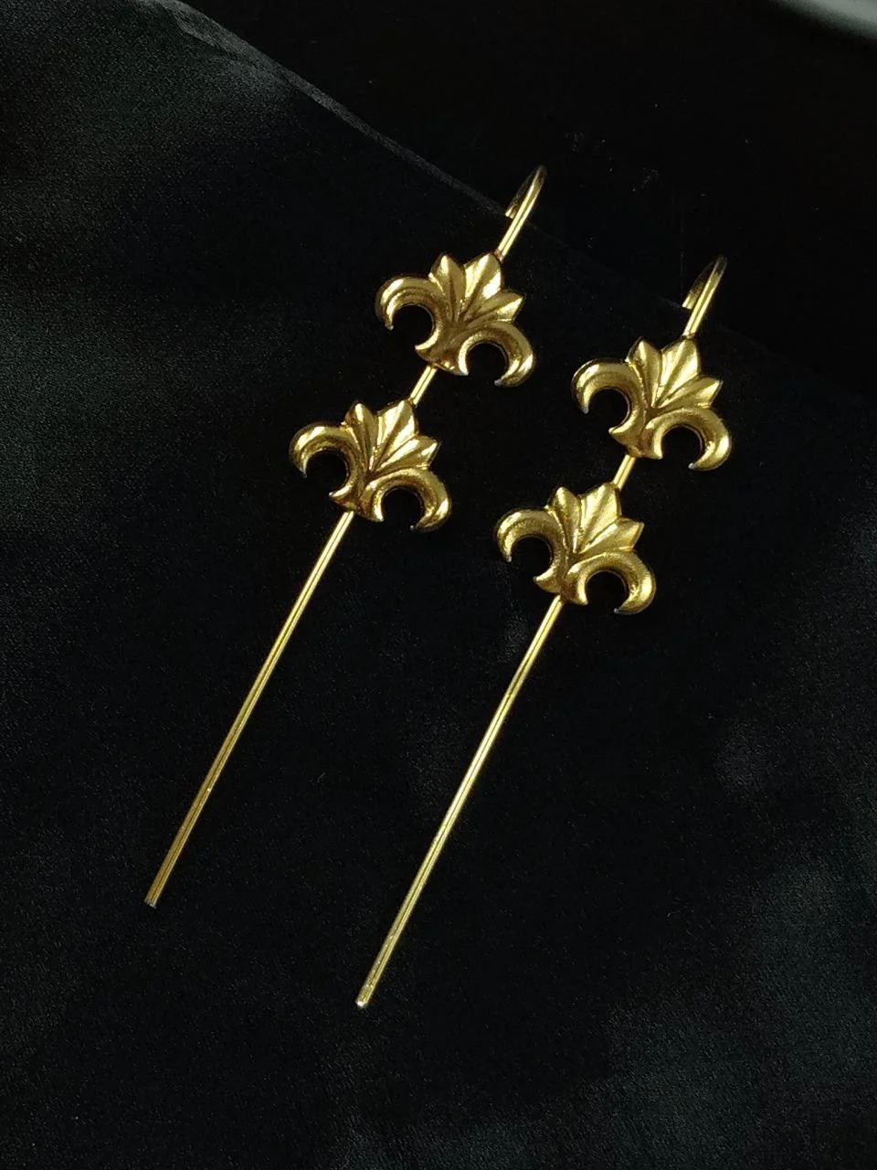 Fleur Motif Climbing Ear Pin – view 2