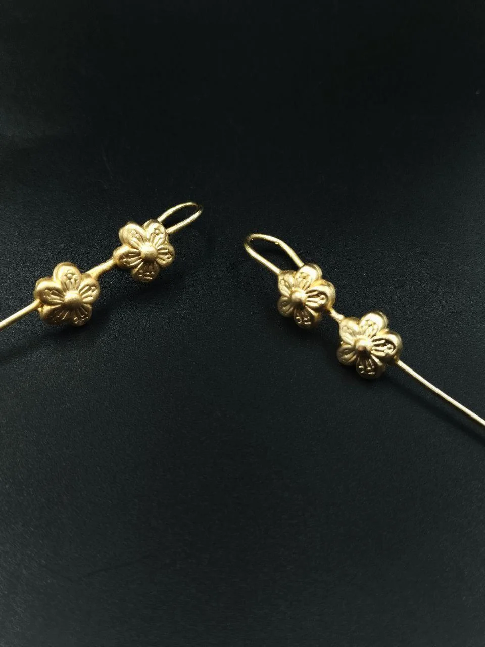 Rosette Climbing Ear Pin – view 4