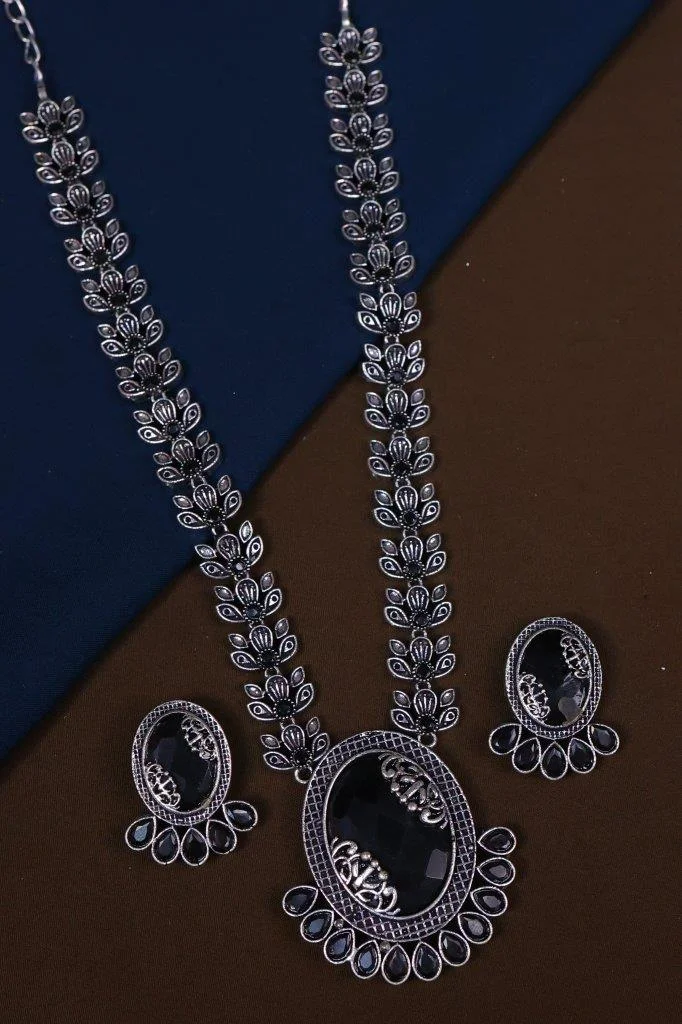 Lotus Bud Long Haar with Oval Stone Pendant